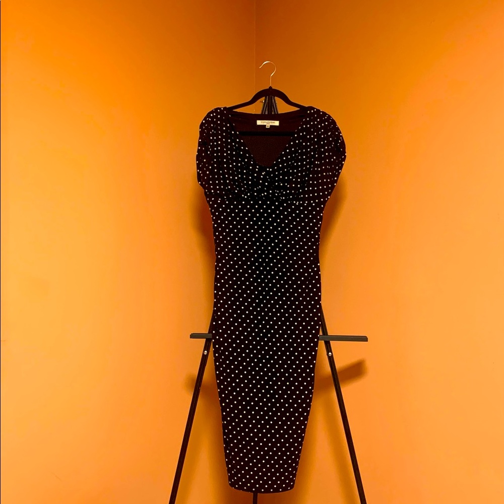This dress gives 1940’s vibes! Perfect for work or a night out.